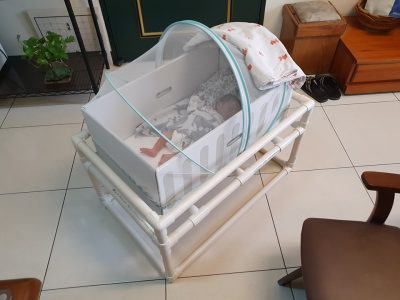 和以往嬰兒床說再見，有媽媽喂芬蘭床就夠了