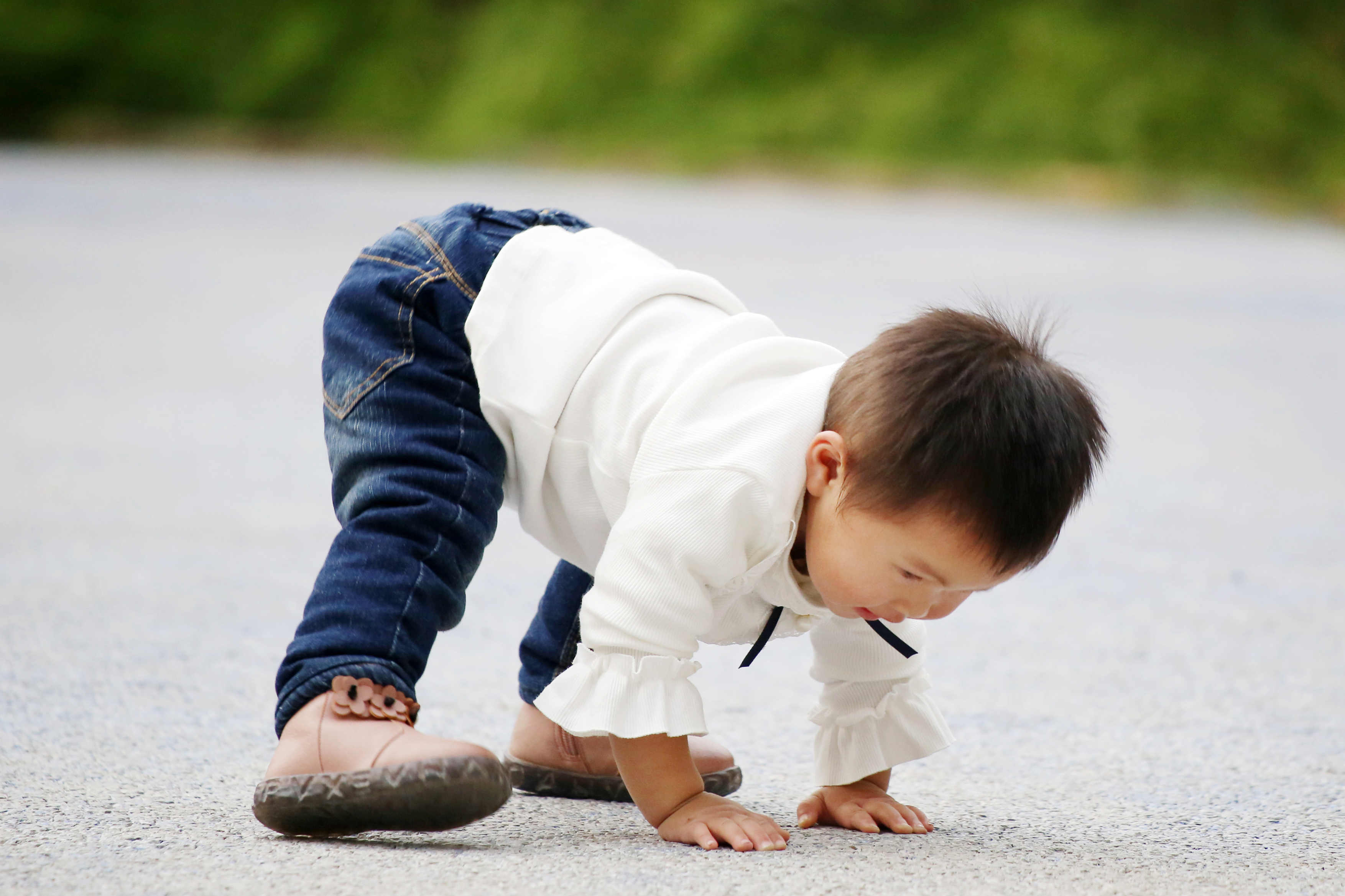 孩子光腳跑會受寒？沒那么嬌氣