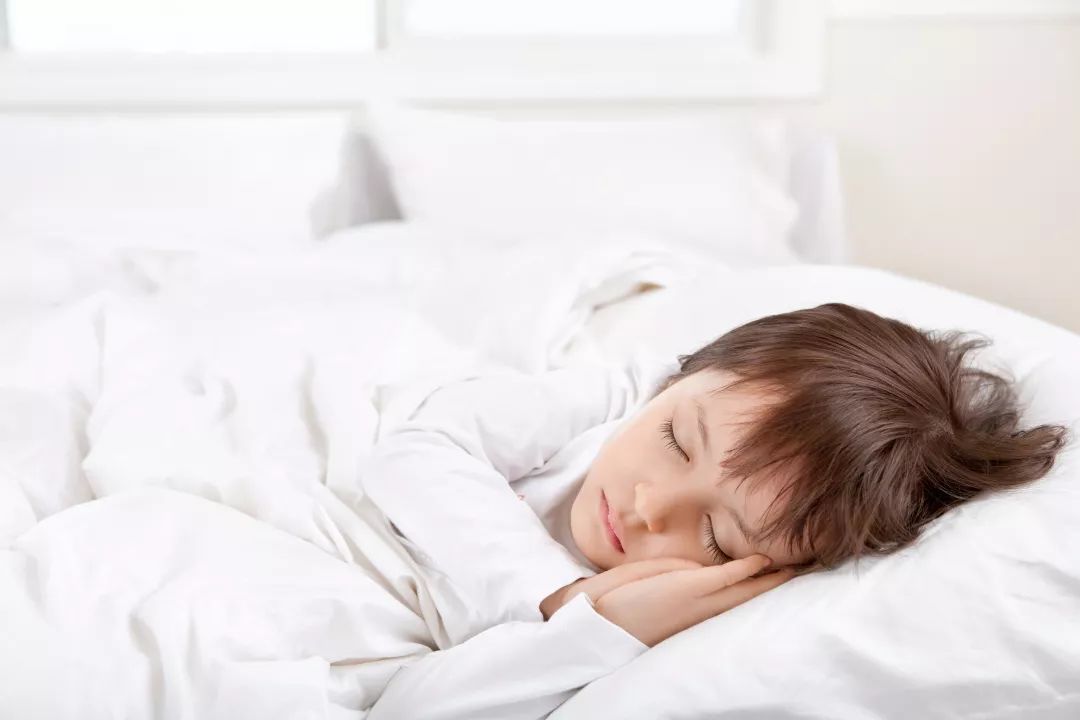 孩子睡覺磨牙不一定是因?yàn)槎亲永镉谢紫x
