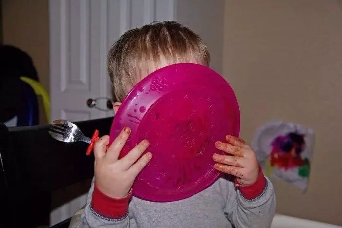 孩子3歲吃飯還要追著喂，小孩挑食、吃飯難，媽媽該怎么搞定？