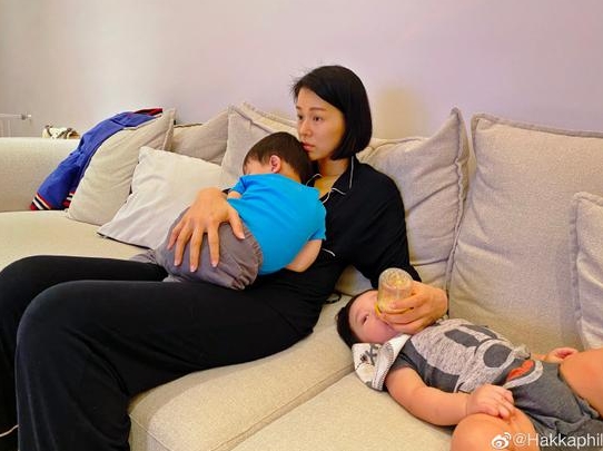 胡杏兒一手抱大寶，一手給二寶喂奶，二胎家庭的歡樂日常
