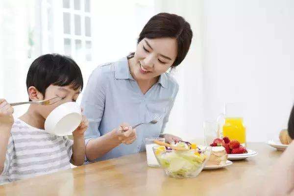 湯泡飯少給孩子吃，這些危害家長要知道