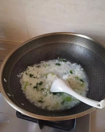 蕭山一爸爸吐槽奶奶給孩子做的早飯沒營養(yǎng)，評(píng)論區(qū)炸鍋了