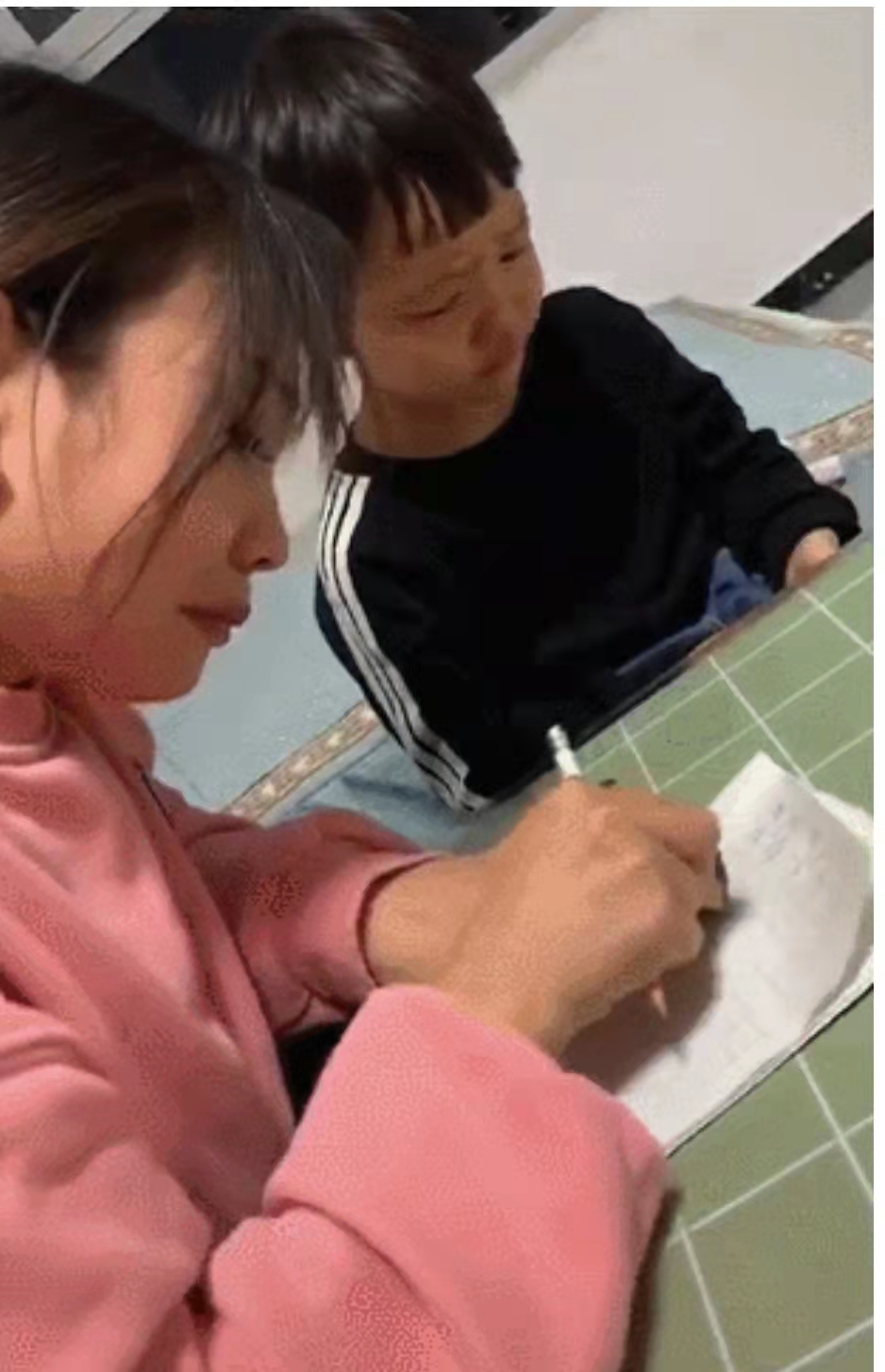 這樣做，輔導(dǎo)熊孩子寫作業(yè)再也不用“雞飛狗跳”了